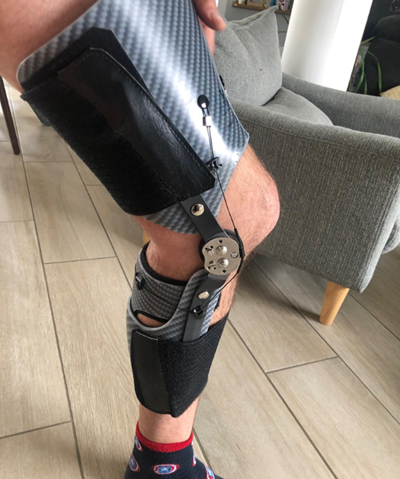 Dynamic knee brace for posterior cruciate ligament (PCL) injury providing posterior tibial support.